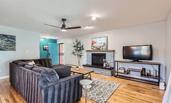 Applewood Villages House | Family Home | Sleeps 10| Near Mountains