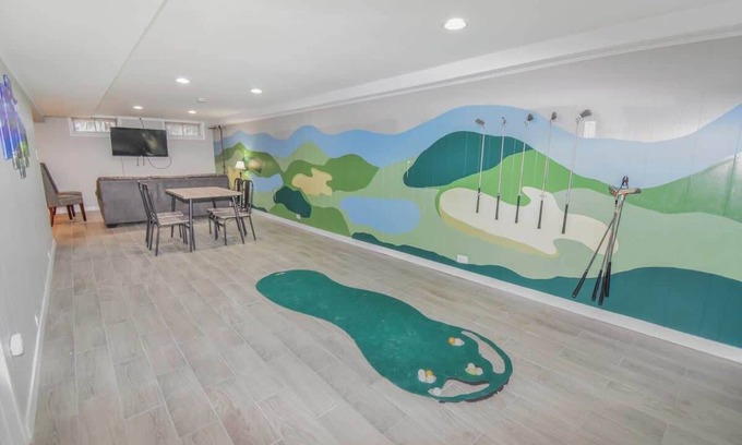 Southeast House | Family Home TV's indoor Sauna, Large Yard & Golf Theme Near Rail and easy access