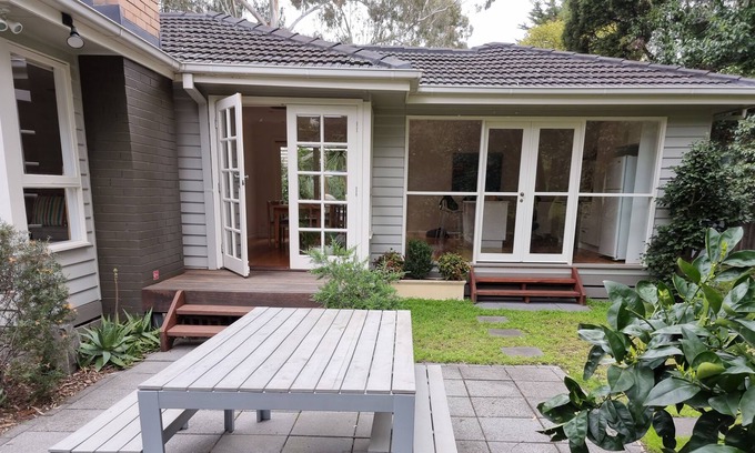 Montmorency House | Family house, beautiful garden, quiet location