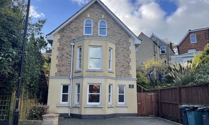 Cowes House | Family House w Parking and Garden - Central Cowes