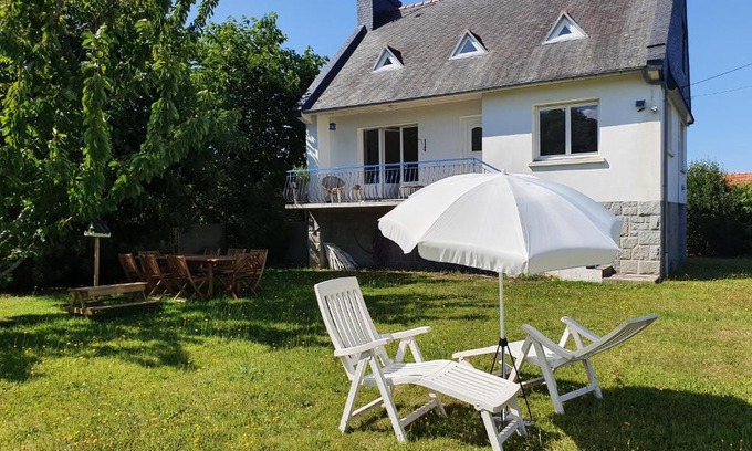 Trevou-Treguignec House | family house with garden near the sea