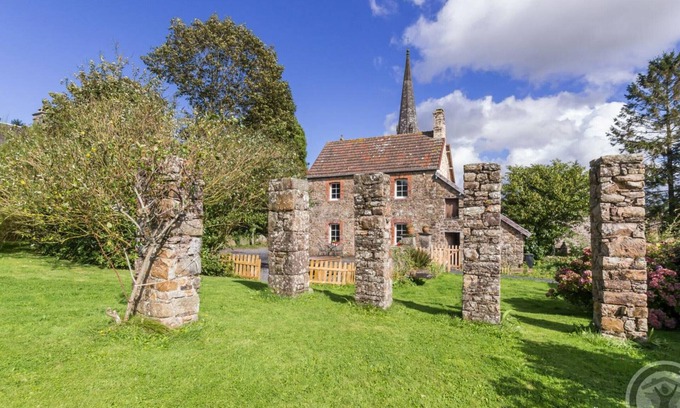 Montpinchon Cottage | Family house with wood stove, terrace and bikes in Montpinchon