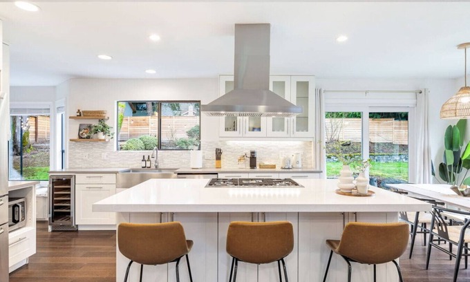 Redmond House | Family | King Bed | Backyard | Game Room | AC
