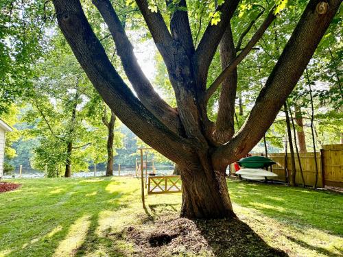 Mount Marion House | Family Lake House Waterfront