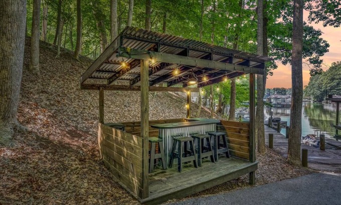 Westlake Corner House | Family Lakefront Oasis - Dock, Cabana, Game Room