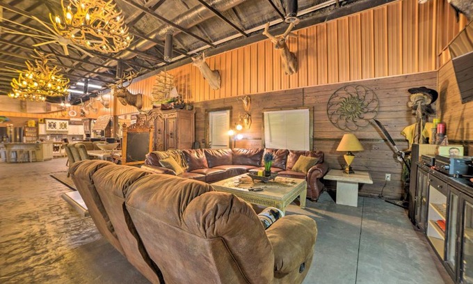 Dover House | Family Leatherwood Resort Cabin with Fire Pit!