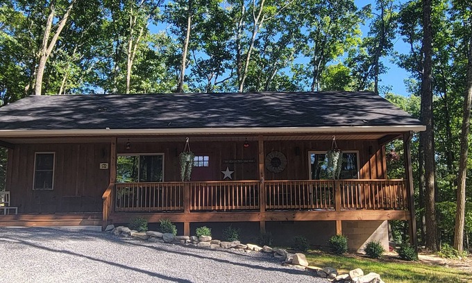 Cool Ridge Cabin | Family Mountain Getaway, Stay in the New River Gorge Area, Near Glade Creek Farm