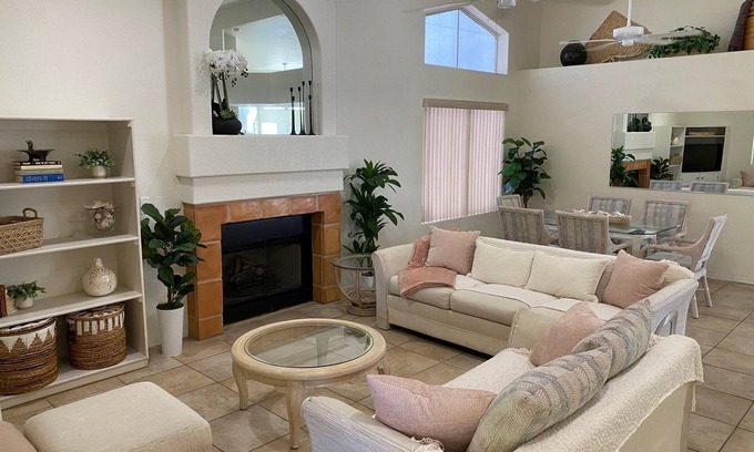 Lake Havasu City House | Family & Pet Friendly 4-BDR House! Walk to London Bridge, Restaurants & More!