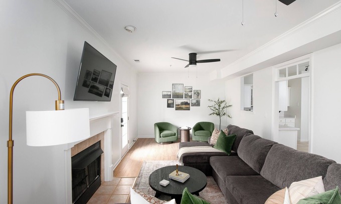 Alabaster House | Family & Pet Friendly Modern Townhouse
