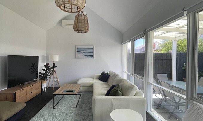 Torquay House | Family & Pet Friendly - Only 1 Block From The Beach & Flying Fox Playground
