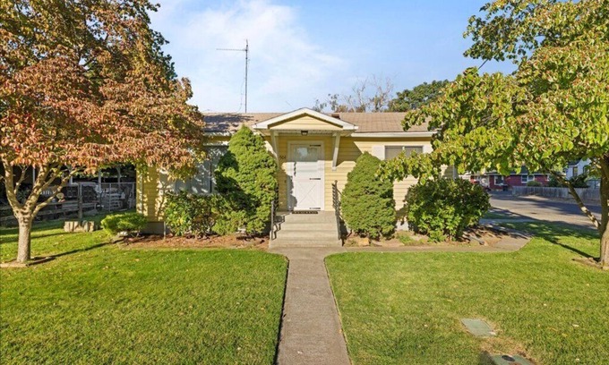 Walla Walla East House | Family & Pet-Friendly getaway in Walla Walla! Surrounded by Wine country!