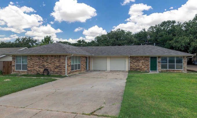 Euless House | Family & Pet Ready Duplex - Near Local Attractions