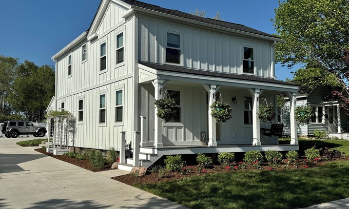 Spring Lake House | Family Retreat at Village Farmhouse - Near Grand Haven Beach