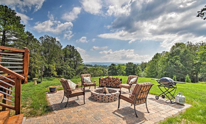 Berryville House | Family Retreat w/Deck Near Appalachian Trail!