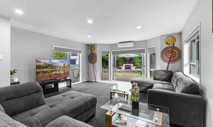 Greenlane - Ellerslie House | Family Retreat with Private Spa & Outdoor Oasis
