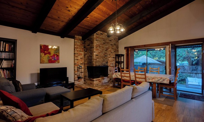 Boyes Hot Springs House | Family Retreat & Workspace! Near 30+ vineyards and Plaza! Parking. WiFi.