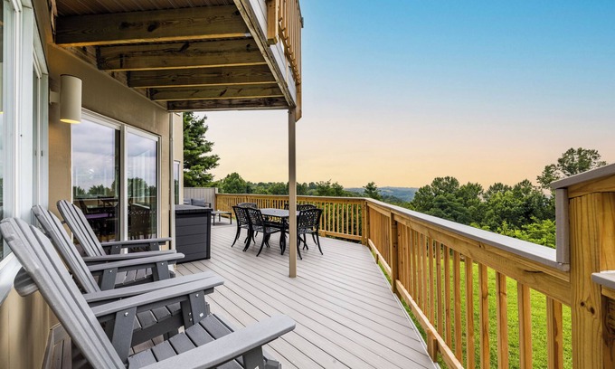 Vesta House | Family reunion/Movie theater/Hot Tub w/fresh water/Sleep 16/20% off 3rd night