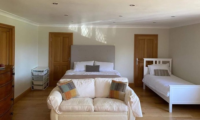 Great Hallingbury Apartment | Family Room with Shared Bathroom: