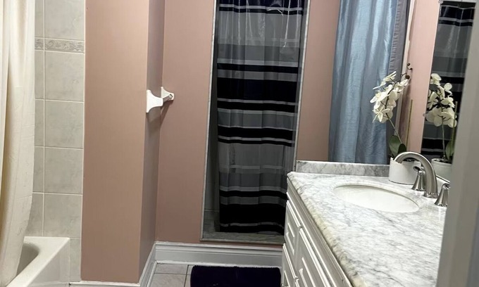 Brampton House | Family Room in Brampton - Room 2