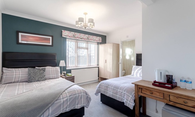 Queensbury House | Family room with private bathroom
