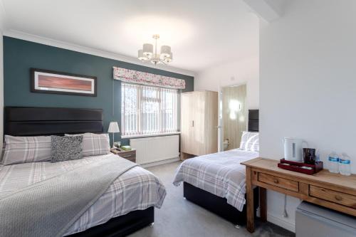 Queensbury House | Family room with private bathroom