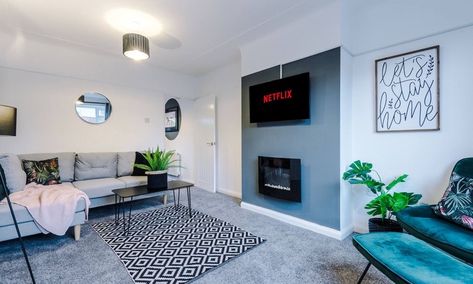 Blacon House | Family sized home 3 miles from Chester Zoo