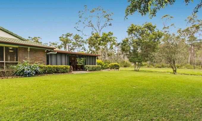 Noosaville House | Family sized, peacefully quiet