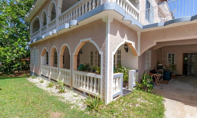 West End Villa | Family type Villa. 5 minutes fr cliff diving, 10 minutes fr beach.