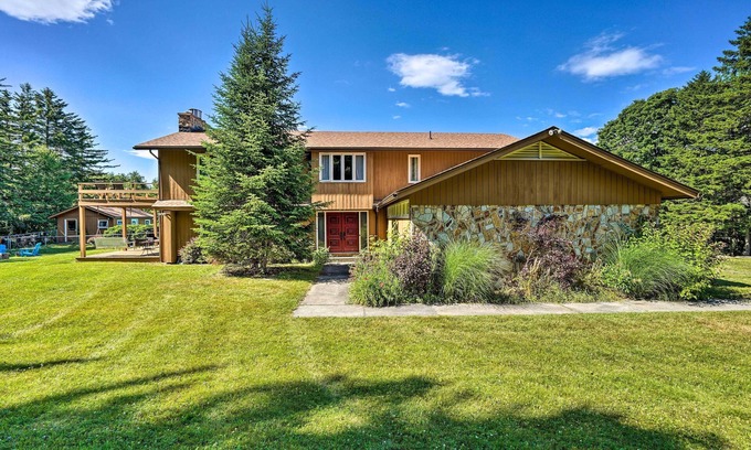 Whitingham House | Family Winter Retreat w/Hot Tub: 14 Mi to Slopes!