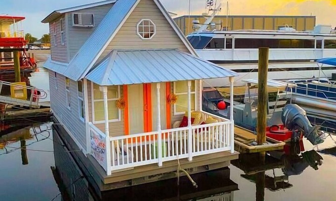 Sanford Boat Rental | Famous Houseboat