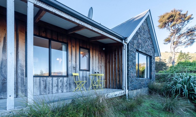 Akaroa Cottage | Fantail Cottage with Sea Views - Akaroa Home