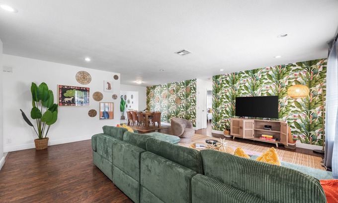 Imperial Point House | Fantastic 3BR2BA Heated Pool+Games 2Miles To Beach