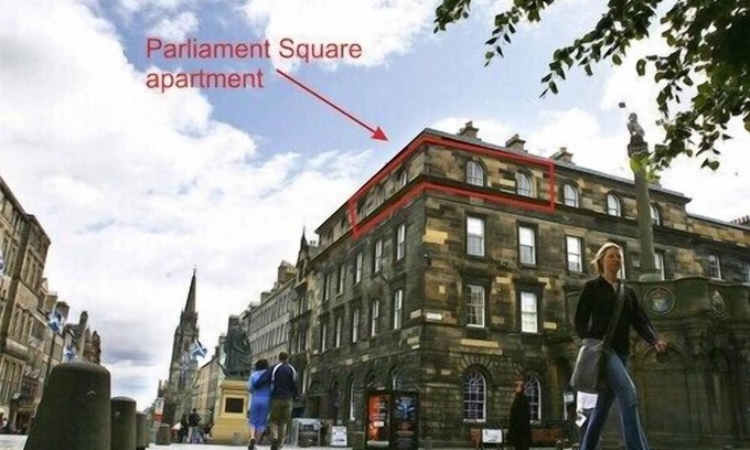 Old Town Apartment | Fantastic corner 2 bedroom property with astounding views of the famous historic Royal Mile.