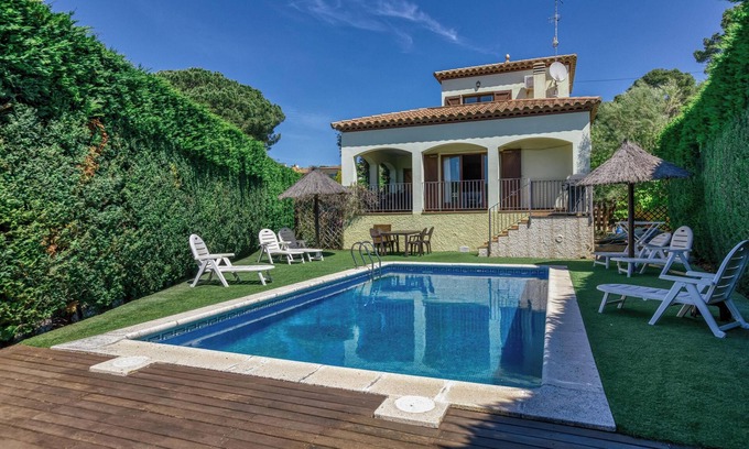 Torroella de Montgri Villa | Fantastic Family Villa close to the Beach with Private Pool, Garden, Terraces, Balcony, A/C & Wi-Fi
