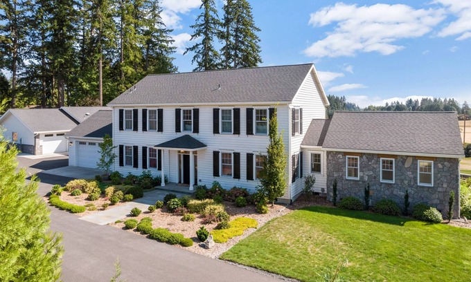 Helvetia House | Fantastic Farmland Views, Custom Country Estate, Huge Patio, BBQ, Ping Pong, 15 Miles to Portland