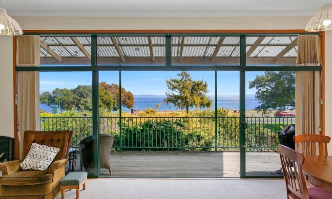 Waitahanui House | Fantastic Lake Front at 32