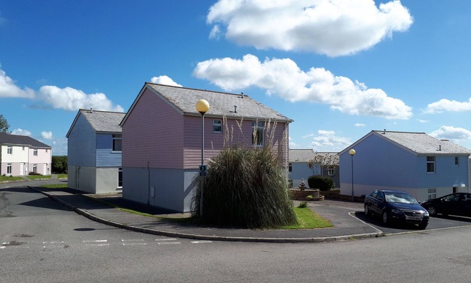 Saint Columb Major Cottage | Fantastic Location! Family Resort! Swimming Pools, Wi-Fi, Free Parking, Cornwall
