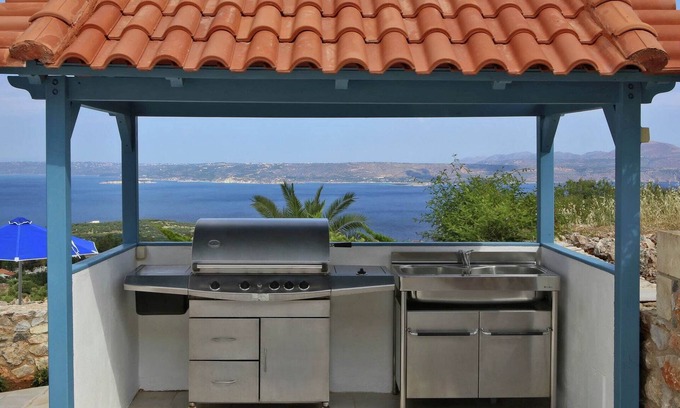 Kokkinon Khorion Villa | Fantastic luxe modern Villa, large garden, private pool, outdoor kitchen NW