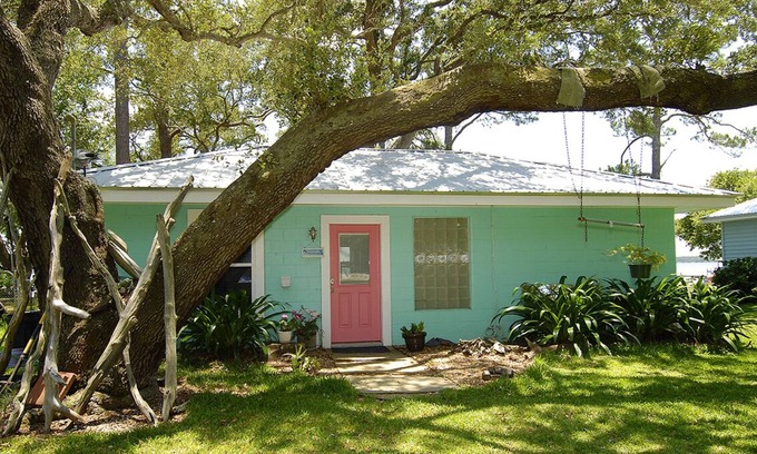 Lillian Cottage | FANTASTIC RATES! BOOK NOW AND SAVE* Beautiful bay front cottage!
