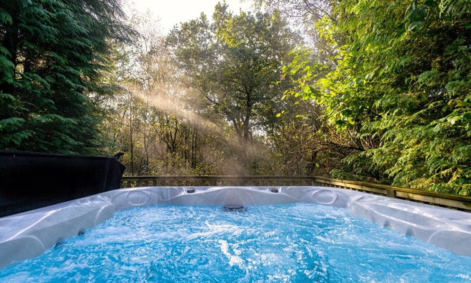 Farley Cabin | Farley; woodland lodge for 8 with hot tub, log burner, BBQ, near Alton Towers.