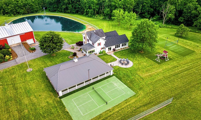 Loysville House | Farm stay -Sleeps 30 -Outdoor Kitchen, games