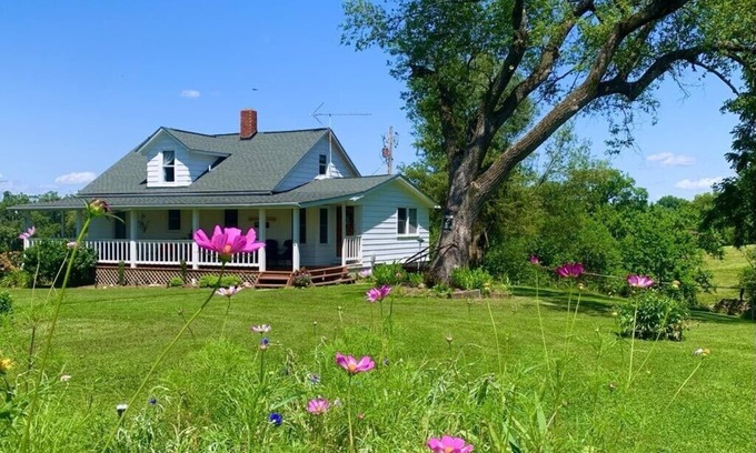 Grafton House | Farmhouse 80 Acres Rec Room Peddle Boat Lake Fishing Nature Trl 2 ml to Grafton