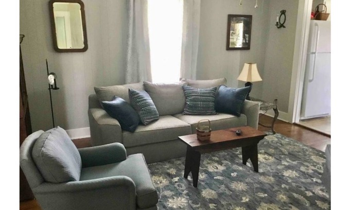 Frankfort Cottage | Farmhouse Cottage local Horse farms, Distilleries, Winery Tours, walking trails.