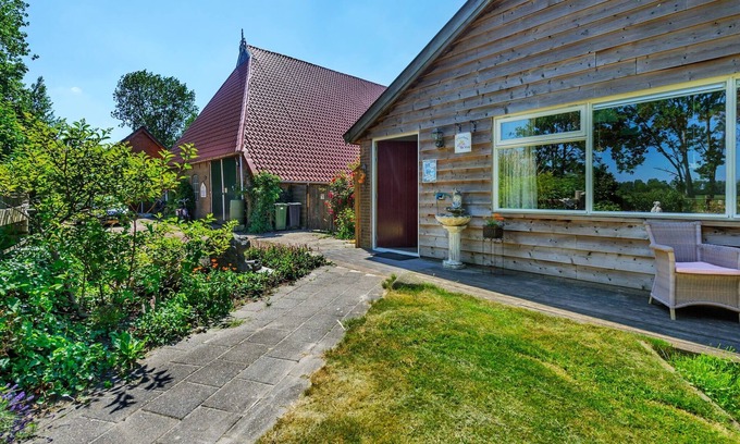 Hoogzand House | Farmhouse in Eastermar near De Leijen River