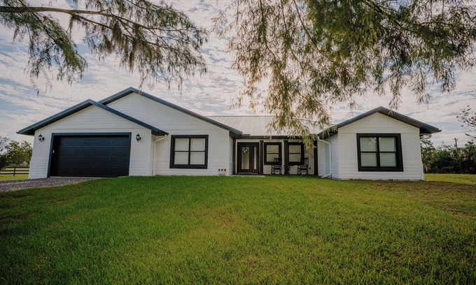 New Smyrna Beach House | Farmhouse in the country but close to the beach