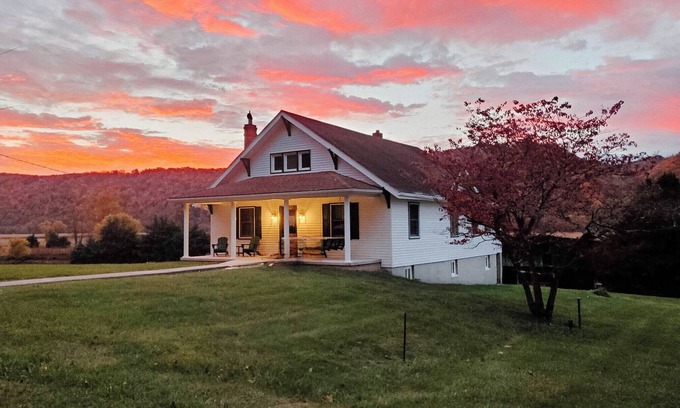 Romney House | Farmhouse in the South Branch River Valley with idyllic views and country charm