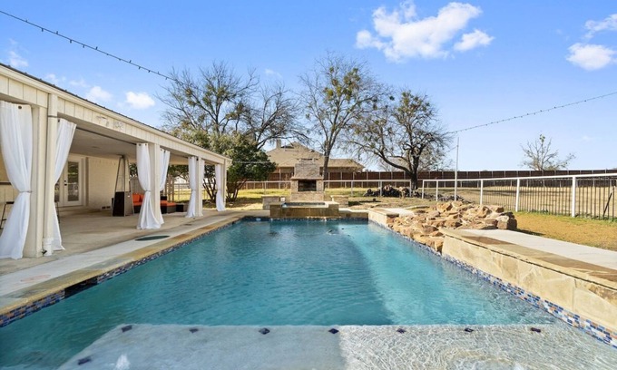 Sachse House | Farmhouse Retreat|HOT TUB |Spanishpool, Basketball