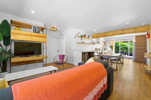Little Ranches House | Farmhouse style Home- near Hollywood Beach/Hot Tub!
