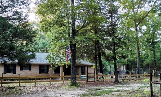 Flint Other | Farmhouse w/Pond, Nature Trails & Farm Experience
