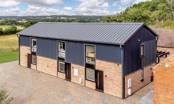 Moreton Valence House | Fawn Cottage disabled adapted 3 bedroom hot tub